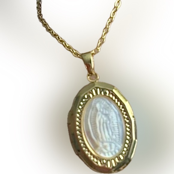“Virgin de Guadelupe” Mary Mother of Pearl Carved Shell 18K Gold Locket Necklace - Picture 13 of 17